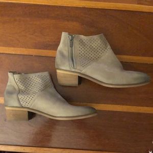 NWOT hinge ankle booties